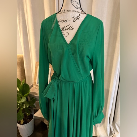Elegant Green Maxi Dress - Picture 2 of 4